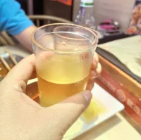 小閨蜜這周犯了錯誤，中午打電話問我去不去接她回家？我的回復是：接呀！但是我還是很生氣的。
 我接納并尊重自己的情緒，但不把情緒付諸于行動——拒絕接她。依然選擇愛的方式去和她相處，是想告訴她，她只是做錯了一件事情，她這個人還是好的，值得被愛的。配圖