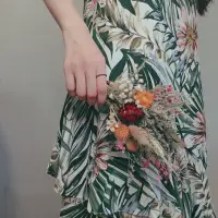 如果人生一定要有苦難，
那就告訴你的苦難：
讓它來時捧著一束玫瑰。配圖