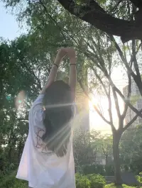 每天都要记得
张开双手 抱抱太阳吖～配图