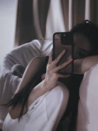 无所谓了，
果子腐烂一地的时候，
新的种子也在发芽。配图