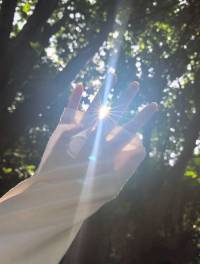 我们不能期待别人随时体察我们的情绪，
沉默换不来别人的帮助，
如果我们需要帮助，
就要用语言表达出来。