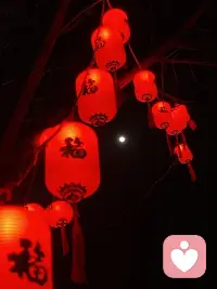 接纳自己是走出困境的最快方式。

我们遭遇到拒绝、失恋、痛苦时，总想着要想办法摆脱、解决。试着静静接纳吧，接受这种感觉，接受这个局面，就是最快的恢复方式。

在心里腾个空间，容纳和理解你的焦虑，你的悲伤，你的脆弱，你的恐惧。

有些文化和教育通常对于负面情绪予以排斥、否认、回避，这其实让人更为消沉，因为这意味着：我连拥有自己的感觉都不能。

实际上，心理学认为任何一种情绪都并无对错，它们都有其出现的原因。挖掘出深藏在情绪背后的某些渴望、匮乏、需求，把注意力放在做一些新的事情，换个方式去满足。配图