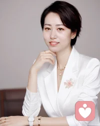 活著活著就懂了，跟誰較勁都是折騰自己，沒法溝通就不溝通，三觀不一樣，也不用爭對錯，每個人都有自己的活法，我們只是不同，并沒有對錯，不用盼著別人都懂你，小事兒看淡點，別往心里去，思想不在一個頻道，尊重就好，層次不在一個水平，微笑就好，別和重要的人吵無關緊要的架，也別跟不重要的人耗寶貴的時間，人品是最好的運氣，心態(tài)是最好的風水。其實我們終其一生，不過是想活得輕松點。少點糾結，多點包容，放過別人也是放過自己。那些讓你鬧心的人和事，看淡了就順了，心態(tài)寬了，日子自然就順了。