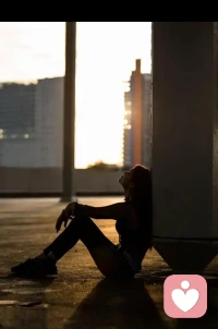 对未来的迷茫不安
 
站在人生路口，一边是未竟的责任，一边是未知的方向，忍不住焦虑慌张。怕选择错了前路，怕辜负期待的目光，越想越乱，越盼越慌。不敢表露这份迷茫，怕被说脆弱，只好把不安藏进树洞，不求答案，只愿能慢慢稳住脚步，在不确定里，寻得一份前行的底气。配图