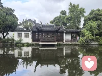 今日入伏，愿我们保持平和乐观的心态去迎接生活的每一瞬间，享受生命的每一份馈赠。无论是夏夜追凉、销夏消暑，还是山中纳凉、桥南避暑......让我们在这个夏季，放下烦躁，享受一份心灵的宁静和惬意。“内心宁静才能处世不惊，想法简单才可逍遥自在，愿我们始终追求美好，给自己一份安静与淡然，安心度夏。🌞🥟🍉🌹配图