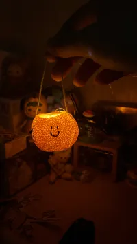 小时候得不到的东西  
长大后会有两种极端：  
要么拼命索取  
要么坚决不要  
这不是固执  
是那个小孩还在心里小声问：  
“现在的我，值得拥有了吗?”配图
