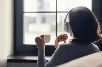 为什么听歌会起鸡皮疙瘩？ 🎵  
心理学解释
当音乐突然触动情绪时
大脑释放多巴胺
引发战栗感
这种现象叫“皮肤高潮”
说明你的共情力超强！  
🎧 推荐：
下次遇到这样的歌
闭上眼睛沉浸3分钟
效果翻倍~配图