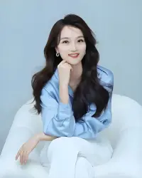 琉璃的一身清澈不是智者千虑后的与世无争，而是稚子初啼时纯然天真。人生最难得的，也正是永远保持住这种孩子般的琉璃心境和清净眼光 ; 每一次睁眼，都是世上第一缕晨光 ; 每一次刺耳，都是人间第一声喧响。  大家早安！配图
