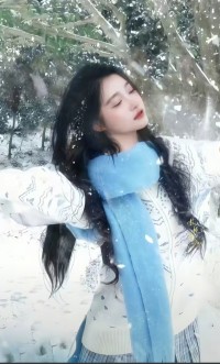 我们对自己的生活总是不满不甚满意。总觉得他应该比现在更美好，比眼前更明亮。每个深夜，我们不是回味今日，而是幻想明天 ; 每个清晨，我们不是留说脚下，而是惦念远方。“明天”和“远方”当然不是什么坏东西。他们也确实值得憧憬。但区别在于 : 你是将他们视为生活的情趣，还是幸福的根源。

我见过太多双眼睛痴望着明天，却看不见手边花田 ; 我见过太多颗心遥想着远方，却理不清周身一丈。我很想告诉他们 : “倘若幸福就在明天，那明天永不会来到 ; 倘若彼岸在远方，那远方也永不会靠近。”配图