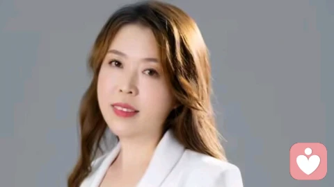 年华未嫁，何谓败局？——三十未婚背后的心理与社会镜像\\n\\n“三十而立”的古训如同一把无形的尺，丈量着无数中国青年的人生进程。当三十岁生日蜡烛熄灭而婚讯未至
