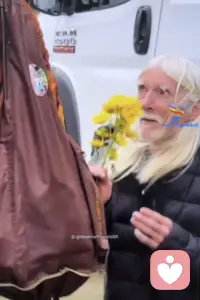 这一生，我们有很多种情绪。

这些情绪主宰着我们呈现于此世间的每种样子。它们有的平缓如流，有的跌宕起伏，有的安静，有的激烈，而我们的灵魂在这些情绪的驱动下，狠狠地揉捏起我们的肉身。

于是我们有时微笑，有时流泪，有时蜷缩，有时雀跃。而无论哪种，都在诉说着同一个令人心酸的事实：我们如此地孤单，而我们又如此地需要希望的庇佑。

美国19名僧侣发起横跨10个州的“Walk For Peace”的徒步行动，所经之处，道路两旁诸多信众虔诚参拜。他们满眼失措和无助，僧人们坚定勇毅的笑容和轻触，让这些在惊涛中挣扎的人们满含热泪，颔首蜷身，仿佛回到母胎的婴儿，感召到温暖和希望的热流，喜悦而笃定。

我不由地想起前两天在路边看到的一位中年女性，不过六十，坐在轮椅上，身体无法自控地手舞足蹈着。女儿背对着往来的行人，用身体抵住母亲的轮椅，怕她把轮椅折腾跑了，又仿佛不想让别人看见自己的窘迫和无助。我路过她们身边时，这位女性恰巧抬起头对我摇晃着她花白的头发，我本以为我的目光会让她感到冒犯，便不由局促起来，然而，向我晃动的只是一张眉头紧锁却空无一物的脸。

此时看着被僧侣们安慰的那些无助的人们，泪水止不住的淌满了脸颊。一个念头犹如划过天际的流星，引领着我窥见到我的归途：在那些纷乱的情绪中，只有一个，就这一个，让我向往，让我无所畏惧，让我感到踏实和笃定。这就是我一直被告知务必抛弃的悲伤。

这个念头升起时，我念念有词：我就快走到生命的尽头了，就快走到尽头了！来吧，这样，就很好。这就是我的归宿。我将在悲伤中结束这一生，心里一点都不怕，一点都不恐惧，这该多么让人感激！

我非常确信，在温暖的悲伤之水中，我将会愿意松开紧握着的你的手，挥手作别这一生那些依依不舍的每个时刻。坚定的转身，开始陌生孤单而又充满希望的旅程。

洞悉令人轻微惊厥，却是对新旅程的适配调校。去吧，没事的。

别了航航，别了我爱的人们。配图