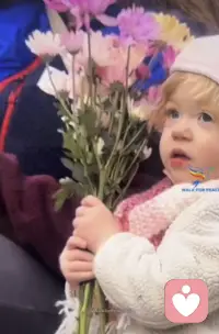 这一生，我们有很多种情绪。

这些情绪主宰着我们呈现于此世间的每种样子。它们有的平缓如流，有的跌宕起伏，有的安静，有的激烈，而我们的灵魂在这些情绪的驱动下，狠狠地揉捏起我们的肉身。

于是我们有时微笑，有时流泪，有时蜷缩，有时雀跃。而无论哪种，都在诉说着同一个令人心酸的事实：我们如此地孤单，而我们又如此地需要希望的庇佑。

美国19名僧侣发起横跨10个州的“Walk For Peace”的徒步行动，所经之处，道路两旁诸多信众虔诚参拜。他们满眼失措和无助，僧人们坚定勇毅的笑容和轻触，让这些在惊涛中挣扎的人们满含热泪，颔首蜷身，仿佛回到母胎的婴儿，感召到温暖和希望的热流，喜悦而笃定。

我不由地想起前两天在路边看到的一位中年女性，不过六十，坐在轮椅上，身体无法自控地手舞足蹈着。女儿背对着往来的行人，用身体抵住母亲的轮椅，怕她把轮椅折腾跑了，又仿佛不想让别人看见自己的窘迫和无助。我路过她们身边时，这位女性恰巧抬起头对我摇晃着她花白的头发，我本以为我的目光会让她感到冒犯，便不由局促起来，然而，向我晃动的只是一张眉头紧锁却空无一物的脸。

此时看着被僧侣们安慰的那些无助的人们，泪水止不住的淌满了脸颊。一个念头犹如划过天际的流星，引领着我窥见到我的归途：在那些纷乱的情绪中，只有一个，就这一个，让我向往，让我无所畏惧，让我感到踏实和笃定。这就是我一直被告知务必抛弃的悲伤。

这个念头升起时，我念念有词：我就快走到生命的尽头了，就快走到尽头了！来吧，这样，就很好。这就是我的归宿。我将在悲伤中结束这一生，心里一点都不怕，一点都不恐惧，这该多么让人感激！

我非常确信，在温暖的悲伤之水中，我将会愿意松开紧握着的你的手，挥手作别这一生那些依依不舍的每个时刻。坚定的转身，开始陌生孤单而又充满希望的旅程。

洞悉令人轻微惊厥，却是对新旅程的适配调校。去吧，没事的。

别了航航，别了我爱的人们。配图