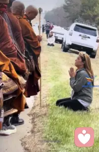 这一生，我们有很多种情绪。

这些情绪主宰着我们呈现于此世间的每种样子。它们有的平缓如流，有的跌宕起伏，有的安静，有的激烈，而我们的灵魂在这些情绪的驱动下，狠狠地揉捏起我们的肉身。

于是我们有时微笑，有时流泪，有时蜷缩，有时雀跃。而无论哪种，都在诉说着同一个令人心酸的事实：我们如此地孤单，而我们又如此地需要希望的庇佑。

美国19名僧侣发起横跨10个州的“Walk For Peace”的徒步行动，所经之处，道路两旁诸多信众虔诚参拜。他们满眼失措和无助，僧人们坚定勇毅的笑容和轻触，让这些在惊涛中挣扎的人们满含热泪，颔首蜷身，仿佛回到母胎的婴儿，感召到温暖和希望的热流，喜悦而笃定。

我不由地想起前两天在路边看到的一位中年女性，不过六十，坐在轮椅上，身体无法自控地手舞足蹈着。女儿背对着往来的行人，用身体抵住母亲的轮椅，怕她把轮椅折腾跑了，又仿佛不想让别人看见自己的窘迫和无助。我路过她们身边时，这位女性恰巧抬起头对我摇晃着她花白的头发，我本以为我的目光会让她感到冒犯，便不由局促起来，然而，向我晃动的只是一张眉头紧锁却空无一物的脸。

此时看着被僧侣们安慰的那些无助的人们，泪水止不住的淌满了脸颊。一个念头犹如划过天际的流星，引领着我窥见到我的归途：在那些纷乱的情绪中，只有一个，就这一个，让我向往，让我无所畏惧，让我感到踏实和笃定。这就是我一直被告知务必抛弃的悲伤。

这个念头升起时，我念念有词：我就快走到生命的尽头了，就快走到尽头了！来吧，这样，就很好。这就是我的归宿。我将在悲伤中结束这一生，心里一点都不怕，一点都不恐惧，这该多么让人感激！

我非常确信，在温暖的悲伤之水中，我将会愿意松开紧握着的你的手，挥手作别这一生那些依依不舍的每个时刻。坚定的转身，开始陌生孤单而又充满希望的旅程。

洞悉令人轻微惊厥，却是对新旅程的适配调校。去吧，没事的。

别了航航，别了我爱的人们。配图