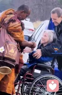 这一生，我们有很多种情绪。

这些情绪主宰着我们呈现于此世间的每种样子。它们有的平缓如流，有的跌宕起伏，有的安静，有的激烈，而我们的灵魂在这些情绪的驱动下，狠狠地揉捏起我们的肉身。

于是我们有时微笑，有时流泪，有时蜷缩，有时雀跃。而无论哪种，都在诉说着同一个令人心酸的事实：我们如此地孤单，而我们又如此地需要希望的庇佑。

美国19名僧侣发起横跨10个州的“Walk For Peace”的徒步行动，所经之处，道路两旁诸多信众虔诚参拜。他们满眼失措和无助，僧人们坚定勇毅的笑容和轻触，让这些在惊涛中挣扎的人们满含热泪，颔首蜷身，仿佛回到母胎的婴儿，感召到温暖和希望的热流，喜悦而笃定。

我不由地想起前两天在路边看到的一位中年女性，不过六十，坐在轮椅上，身体无法自控地手舞足蹈着。女儿背对着往来的行人，用身体抵住母亲的轮椅，怕她把轮椅折腾跑了，又仿佛不想让别人看见自己的窘迫和无助。我路过她们身边时，这位女性恰巧抬起头对我摇晃着她花白的头发，我本以为我的目光会让她感到冒犯，便不由局促起来，然而，向我晃动的只是一张眉头紧锁却空无一物的脸。

此时看着被僧侣们安慰的那些无助的人们，泪水止不住的淌满了脸颊。一个念头犹如划过天际的流星，引领着我窥见到我的归途：在那些纷乱的情绪中，只有一个，就这一个，让我向往，让我无所畏惧，让我感到踏实和笃定。这就是我一直被告知务必抛弃的悲伤。

这个念头升起时，我念念有词：我就快走到生命的尽头了，就快走到尽头了！来吧，这样，就很好。这就是我的归宿。我将在悲伤中结束这一生，心里一点都不怕，一点都不恐惧，这该多么让人感激！

我非常确信，在温暖的悲伤之水中，我将会愿意松开紧握着的你的手，挥手作别这一生那些依依不舍的每个时刻。坚定的转身，开始陌生孤单而又充满希望的旅程。

洞悉令人轻微惊厥，却是对新旅程的适配调校。去吧，没事的。

别了航航，别了我爱的人们。配图