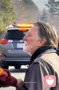 这一生，我们有很多种情绪。

这些情绪主宰着我们呈现于此世间的每种样子。它们有的平缓如流，有的跌宕起伏，有的安静，有的激烈，而我们的灵魂在这些情绪的驱动下，狠狠地揉捏起我们的肉身。

于是我们有时微笑，有时流泪，有时蜷缩，有时雀跃。而无论哪种，都在诉说着同一个令人心酸的事实：我们如此地孤单，而我们又如此地需要希望的庇佑。

美国19名僧侣发起横跨10个州的“Walk For Peace”的徒步行动，所经之处，道路两旁诸多信众虔诚参拜。他们满眼失措和无助，僧人们坚定勇毅的笑容和轻触，让这些在惊涛中挣扎的人们满含热泪，颔首蜷身，仿佛回到母胎的婴儿，感召到温暖和希望的热流，喜悦而笃定。

我不由地想起前两天在路边看到的一位中年女性，不过六十，坐在轮椅上，身体无法自控地手舞足蹈着。女儿背对着往来的行人，用身体抵住母亲的轮椅，怕她把轮椅折腾跑了，又仿佛不想让别人看见自己的窘迫和无助。我路过她们身边时，这位女性恰巧抬起头对我摇晃着她花白的头发，我本以为我的目光会让她感到冒犯，便不由局促起来，然而，向我晃动的只是一张眉头紧锁却空无一物的脸。

此时看着被僧侣们安慰的那些无助的人们，泪水止不住的淌满了脸颊。一个念头犹如划过天际的流星，引领着我窥见到我的归途：在那些纷乱的情绪中，只有一个，就这一个，让我向往，让我无所畏惧，让我感到踏实和笃定。这就是我一直被告知务必抛弃的悲伤。

这个念头升起时，我念念有词：我就快走到生命的尽头了，就快走到尽头了！来吧，这样，就很好。这就是我的归宿。我将在悲伤中结束这一生，心里一点都不怕，一点都不恐惧，这该多么让人感激！

我非常确信，在温暖的悲伤之水中，我将会愿意松开紧握着的你的手，挥手作别这一生那些依依不舍的每个时刻。坚定的转身，开始陌生孤单而又充满希望的旅程。

洞悉令人轻微惊厥，却是对新旅程的适配调校。去吧，没事的。

别了航航，别了我爱的人们。配图