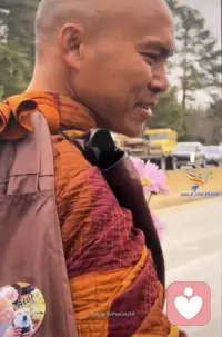 这一生，我们有很多种情绪。

这些情绪主宰着我们呈现于此世间的每种样子。它们有的平缓如流，有的跌宕起伏，有的安静，有的激烈，而我们的灵魂在这些情绪的驱动下，狠狠地揉捏起我们的肉身。

于是我们有时微笑，有时流泪，有时蜷缩，有时雀跃。而无论哪种，都在诉说着同一个令人心酸的事实：我们如此地孤单，而我们又如此地需要希望的庇佑。

美国19名僧侣发起横跨10个州的“Walk For Peace”的徒步行动，所经之处，道路两旁诸多信众虔诚参拜。他们满眼失措和无助，僧人们坚定勇毅的笑容和轻触，让这些在惊涛中挣扎的人们满含热泪，颔首蜷身，仿佛回到母胎的婴儿，感召到温暖和希望的热流，喜悦而笃定。

我不由地想起前两天在路边看到的一位中年女性，不过六十，坐在轮椅上，身体无法自控地手舞足蹈着。女儿背对着往来的行人，用身体抵住母亲的轮椅，怕她把轮椅折腾跑了，又仿佛不想让别人看见自己的窘迫和无助。我路过她们身边时，这位女性恰巧抬起头对我摇晃着她花白的头发，我本以为我的目光会让她感到冒犯，便不由局促起来，然而，向我晃动的只是一张眉头紧锁却空无一物的脸。

此时看着被僧侣们安慰的那些无助的人们，泪水止不住的淌满了脸颊。一个念头犹如划过天际的流星，引领着我窥见到我的归途：在那些纷乱的情绪中，只有一个，就这一个，让我向往，让我无所畏惧，让我感到踏实和笃定。这就是我一直被告知务必抛弃的悲伤。

这个念头升起时，我念念有词：我就快走到生命的尽头了，就快走到尽头了！来吧，这样，就很好。这就是我的归宿。我将在悲伤中结束这一生，心里一点都不怕，一点都不恐惧，这该多么让人感激！

我非常确信，在温暖的悲伤之水中，我将会愿意松开紧握着的你的手，挥手作别这一生那些依依不舍的每个时刻。坚定的转身，开始陌生孤单而又充满希望的旅程。

洞悉令人轻微惊厥，却是对新旅程的适配调校。去吧，没事的。

别了航航，别了我爱的人们。配图