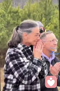 这一生，我们有很多种情绪。

这些情绪主宰着我们呈现于此世间的每种样子。它们有的平缓如流，有的跌宕起伏，有的安静，有的激烈，而我们的灵魂在这些情绪的驱动下，狠狠地揉捏起我们的肉身。

于是我们有时微笑，有时流泪，有时蜷缩，有时雀跃。而无论哪种，都在诉说着同一个令人心酸的事实：我们如此地孤单，而我们又如此地需要希望的庇佑。

美国19名僧侣发起横跨10个州的“Walk For Peace”的徒步行动，所经之处，道路两旁诸多信众虔诚参拜。他们满眼失措和无助，僧人们坚定勇毅的笑容和轻触，让这些在惊涛中挣扎的人们满含热泪，颔首蜷身，仿佛回到母胎的婴儿，感召到温暖和希望的热流，喜悦而笃定。

我不由地想起前两天在路边看到的一位中年女性，不过六十，坐在轮椅上，身体无法自控地手舞足蹈着。女儿背对着往来的行人，用身体抵住母亲的轮椅，怕她把轮椅折腾跑了，又仿佛不想让别人看见自己的窘迫和无助。我路过她们身边时，这位女性恰巧抬起头对我摇晃着她花白的头发，我本以为我的目光会让她感到冒犯，便不由局促起来，然而，向我晃动的只是一张眉头紧锁却空无一物的脸。

此时看着被僧侣们安慰的那些无助的人们，泪水止不住的淌满了脸颊。一个念头犹如划过天际的流星，引领着我窥见到我的归途：在那些纷乱的情绪中，只有一个，就这一个，让我向往，让我无所畏惧，让我感到踏实和笃定。这就是我一直被告知务必抛弃的悲伤。

这个念头升起时，我念念有词：我就快走到生命的尽头了，就快走到尽头了！来吧，这样，就很好。这就是我的归宿。我将在悲伤中结束这一生，心里一点都不怕，一点都不恐惧，这该多么让人感激！

我非常确信，在温暖的悲伤之水中，我将会愿意松开紧握着的你的手，挥手作别这一生那些依依不舍的每个时刻。坚定的转身，开始陌生孤单而又充满希望的旅程。

洞悉令人轻微惊厥，却是对新旅程的适配调校。去吧，没事的。

别了航航，别了我爱的人们。配图