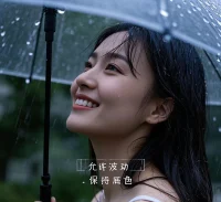 情緒穩定不是麻木，而是給生活裝了個緩沖墊。

成年人的世界沒有容易鍵，
但我們可以練習：
- 堵車時把咒罵變成一首歌的時間
- 被否定后先泡杯茶再重開文檔
- 深夜崩潰后記得給手機充上電

它像隨身充電寶，
未必讓手機永遠滿格，
但能支撐你找到下一個插座；
它像隱形護城河，
允許情緒浪花翻涌，
卻不會沖毀理智的堤岸。
試試這樣做：
? 想爆發前暫停5秒（數呼吸真的有用）
? 每周留2小時失控時間（允許自己暫時塌房）
? 把焦慮寫下來再撕碎（物理切割超治愈）

真正的高能量，
是接納情緒過山車，
但始終握緊自己的方向盤。配圖