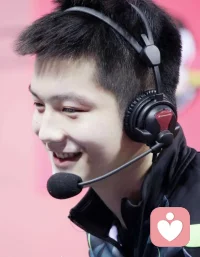 真的好喜欢他,借易中天老师说的话:这个人真好,好到我觉得这一生忽然就有了寄托和希望,想看他娶妻生子、长命百岁、万事顺遂。