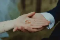 心理學家弗洛姆曾說：
不成熟的愛是——因為我需要你，所以我愛你。
而成熟的愛是——因為我愛你，所以我需要你。
前者為了贏得對方的喜歡，主動打破了權力的天平，使自己變得弱小、孤獨、無助、聽話。
就像是乞求寵愛的小孩，想要用乖巧懂事，甚至生病，贏得更多的關心。
而后者，能與內在的自我真正聯結，不會把所有影響自己幸福的權力轉交到另一個人手上。
他們作為一個完整而成熟的人，會了解到自身的需求，照顧好自己的情緒。
同時無條件地接納自己，既能享受親密，又能堅守自我。配圖