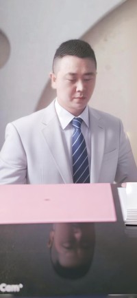 这人间本来荒芜
我们通过做人做事
像个思想的开荒者
硬是将这人间的荒芜
开垦出了一份一份绚烂的希望
什么是希望?
是让生活里的甜带着温度
让痛处沉淀为感悟
让难以言说的感情
通过风雨月色花鸟树木变得明目张胆
做一个思想的践行者吧
踏遍人间荒芜
用力将平滑的时间推出巨大的褶皱
将思想的曙光种在思想的褶皱里
这束光便是后入前方的灯塔
不管你是深处困境
还是在艰辛的挣扎
亦或是等和和寻找希望
让我《偏爱这人间荒芜》
给你带来有温度的力量
成为一个优秀的思想的开荒者……