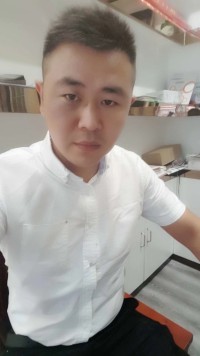 芭蕉听到了雨声
便缠绵了所有的心事
早也潇潇
晚也潇潇
玫瑰听到了雨声
便悱恻了所有的爱情
聚也依依
散也依依
我听到了雨声
不禁想起一个人来
那个让我见到曙光的人
那个我等了
千年的人……