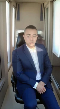你要允許別人會變心
你也要允許你愛的那個人
他不再愛你了
你要接受這個世界上
他就是有分道揚鑣事與愿違
你也要接受你掏心掏肺
愛的那個人
捅你最狠的那一刀
很多時候其實
是你自己在跟自己較勁?
困住你的不是別人
而是那個不愿意
面對現(xiàn)實的自己?
緣分盡了就是盡了
把自己還給自己
把別人還給別人……