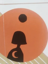 我們可以想象一下，當(dāng)孩子泡在母親肚子里的羊水里，它既不用呼吸也不用吃東西，

所有的營養(yǎng)供給都來自胎盤和臍帶收送的血液。

所以胎兒在媽媽肚子里那么多個月的時候，是一種悠哉游哉的動態(tài)，

可是在經(jīng)過分娩脫離產(chǎn)道來到我們到人世間的時候，孩子就感受了巨大的危險和威脅，因?yàn)樗仨殞W(xué)會張大嘴巴呼吸。

才能活下來。配圖
