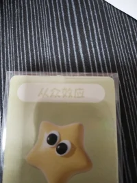 从众效应

是指人在社会群体中，

容易不加分析的，接受大多数人认同的观点或行为的心理倾向。配图