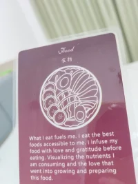 进食为我提供能量，

我吃我能得到的最好的食物，

在吃之前，我会将爱和感激之情注入食物中，

我能想象在种植和准备这些食物时候，所要投入的爱

感受到食物中所包含的营养物质。