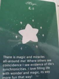 我身边到处都是魔法和奇迹，

别人看到的是巧合，

我看到的是生活同频的证据，

我喜欢让生活充满惊奇和魔法，

这样更有趣！