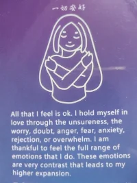 當(dāng)你能感受到的時(shí)候，一切都是很好的。

在缺乏自信，擔(dān)憂，懷疑，憤怒，恐懼，焦慮，拒絕或者不知所措時(shí)，

開(kāi)心，歡樂(lè)，喜極之泣之時(shí)，

都要用愛(ài)擁抱自己。

品味過(guò)酸甜苦辣，可以慶幸自己能感受到所有的情緒

這些情緒是非常鮮明的對(duì)比。

復(fù)盤(pán)是一定能夠引領(lǐng)你更進(jìn)一步的升華。