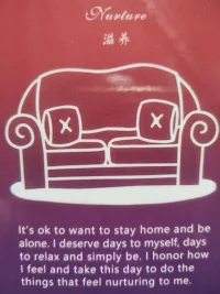 想要待在家里独处是可以的，

自己值得一段属于自己的，放松的，而且简单的时光，

诚实地对待自己的感受，利用这一天去做那些能够滋养自己的事情。