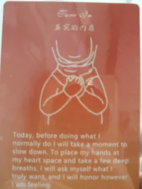 每天在開始日常生活之前，你要花點時間放慢自己的腳步，

將雙手放在心口深呼吸幾次，

一呼一吸二呼二吸。San hu, san xi, si hu si xi ,wu hu wu xi 六呼六吸⑦呼⑦吸，

好啦！

然后你再問自己真正想要的是什么，并且尊重你自己此時此刻的感受。

以后有什么重大事件的時候，都可以用這個步驟哦！

多一些刻意練習，理性能排第一位，感性排第二位，久了就會成為習慣。