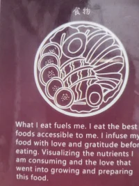 进食能为人体提供能量，

每个人吃能吃得到的最好的食物，

在吃之前，可以将将所有的爱和感激之情注入食物中。

每个人能想象在种植和准备这些食物的时候，所投入的爱

感受到食物中所包含的营养物质。配图