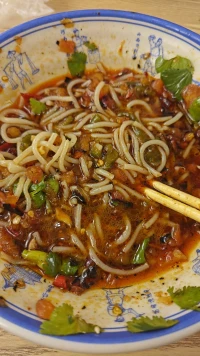 “今天的不开心就到此为止吧，明天还要吃好吃的呢！”  
- “肚子饱饱，生活旺旺～”  
- “人生苦短，再来一碗！”配图