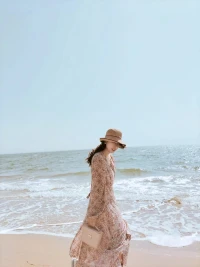 人生最大的遗憾莫过于:放弃了不应该放弃的，坚持了不应该坚持的。配图