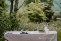 焦慮的本質，是靈魂的時空分裂——腳在現在，心在過去與未來之間擺蕩。配圖