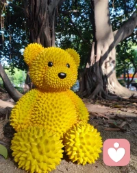 做人要像榴蓮一樣，不必在意別人的眼光，更不必刻意改變自己，這世上總會有人欣賞你。但至少，你要先愛自己。，人可以善良，但不能毫無底線，就像榴蓮的刺，不是為了傷害誰，而是為了篩選，讓正真懂的人靠近。配圖