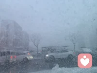 ❄️2025最后一场雪｜和过往和解，向2026奔赴
2025的收尾，被一场温柔的雪包裹住啦～
 
雪花簌簌落下，像给一整年的故事画上留白的句号。那些遗憾、疲惫和未完成，都随着积雪悄悄消融，过往皆为序章，不必回头纠结。配图