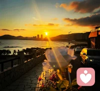 有时候，世界很吵，但你的心，却安静的让人害怕。我们习惯了戴上微笑的面具，把真实的自己，锁在看不见的地方，伪装着一切。
我问：你还好吗？
你说：还好
其实每一段心声都值得被听见，你不必时刻坚强，也不必独自逞强。
在这里有人愿意听你的沉默和经历