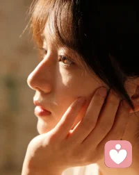 你不必完美，也不必懂事到让人心疼。
允许自己难过、允许自己脆弱、允许自己暂时走不动。
真正的强大，是敢承认：我需要被看见、被理解。配图