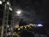 靈魂在云端追逐星辰的軌跡，肉體卻困于塵世的枷鎖，二者的拉扯，構成了生命最真實的模樣。配圖