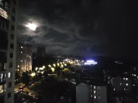 当你发泄的方式再也不是换头像，改签名，发朋友圈，找朋友倾诉，而是吹吹风，静一静，习惯性的等待自愈，那恭喜你长大了。