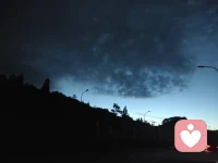 夜色撩人，总有一道光照进心里。温暖了一个又一个的夜晚。