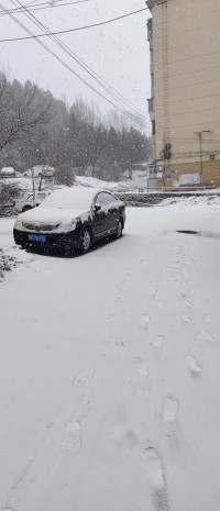南方已經(jīng)花紅柳綠，我們北方還在大雪紛飛。人的一生也就是這樣，當(dāng)你選擇什么樣的生活就要接受什么樣的命運(yùn)配圖