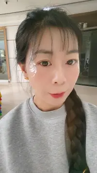 在《皮囊》中有一句話深深觸動了我，在這最艱難的時刻，我們總是尋找一個依靠，但最終未發(fā)現(xiàn)有的山，布滿荊棘，有的山布滿野獸，所以你應該成為自己的那座山，再去尋找屬于你的那片海！配圖
