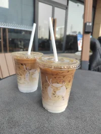 幸福不在于富足而在于满足 
我们都只是普通人而已 
比起轰轰烈烈 
让人平静的日子才是好日子 
所以简单点，
随意些
 平淡日子里也能感受快乐配图