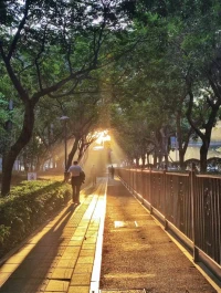 累了就躺平，渴了就喝水，想笑就大笑～ 
簡單點，快樂就來了～配圖