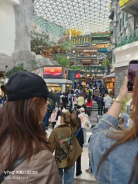 市井长巷，聚拢来是烟火，摊开来是人间。配图